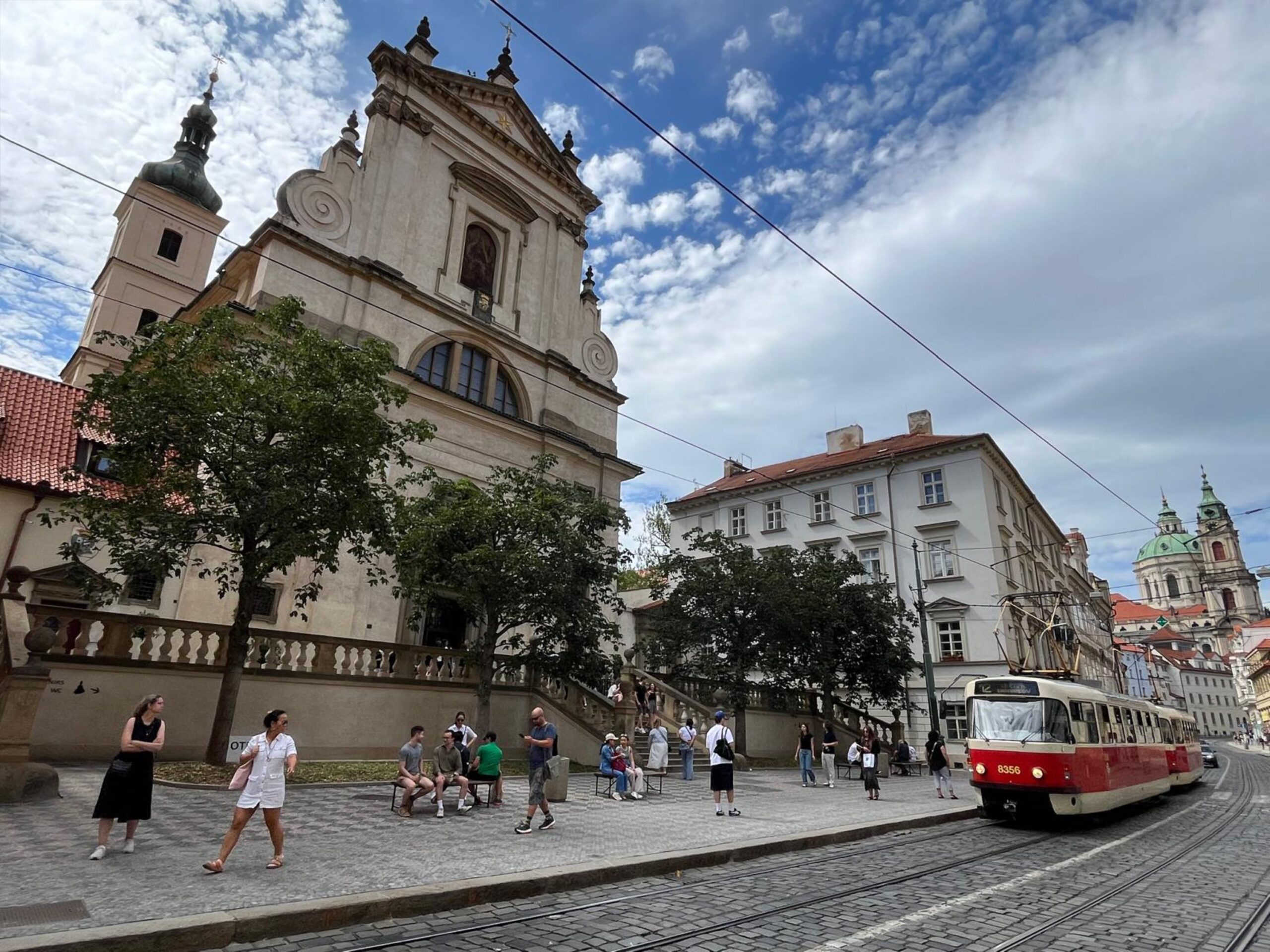 Průčelí a vstup do kostela